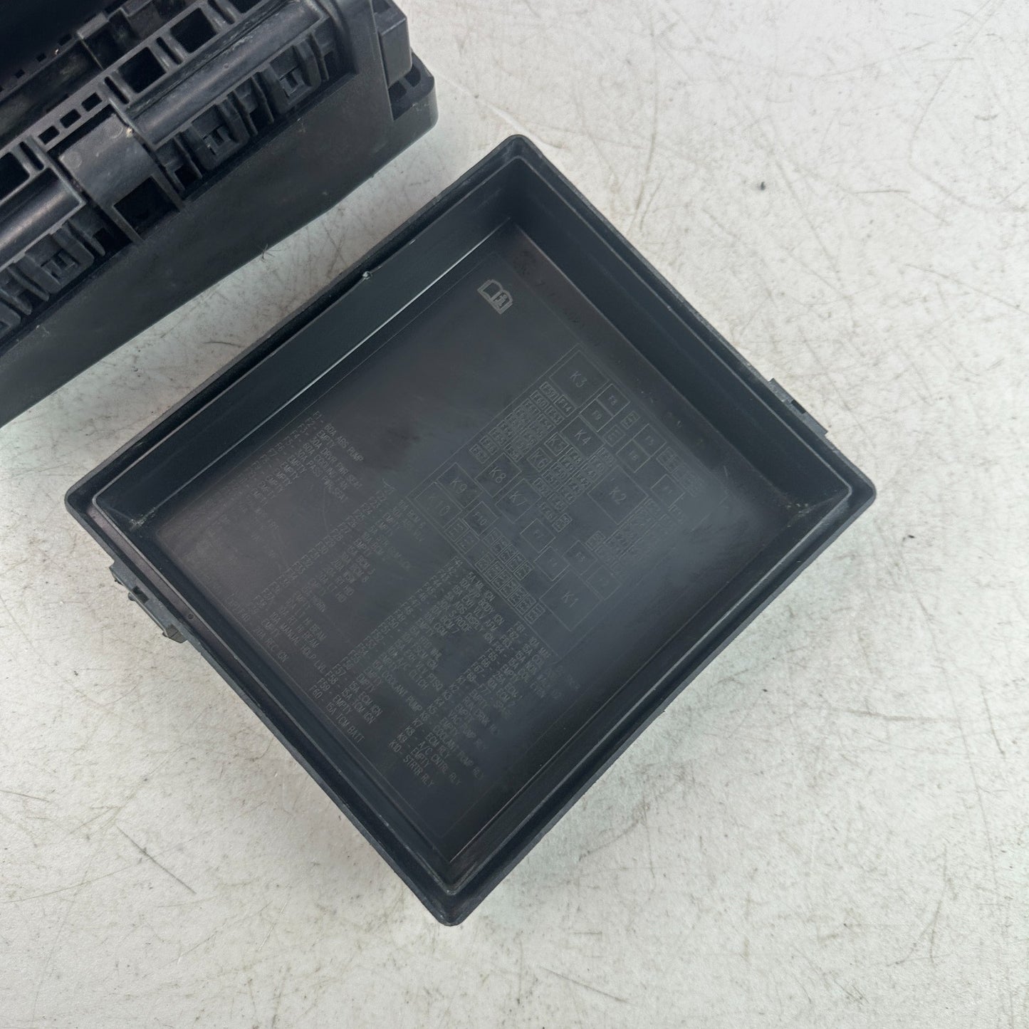 2018 CHEVROLET CAMARO ENGINE COMPARTMENT FUSE BOX RELAY BLOCK 84044721 OEM