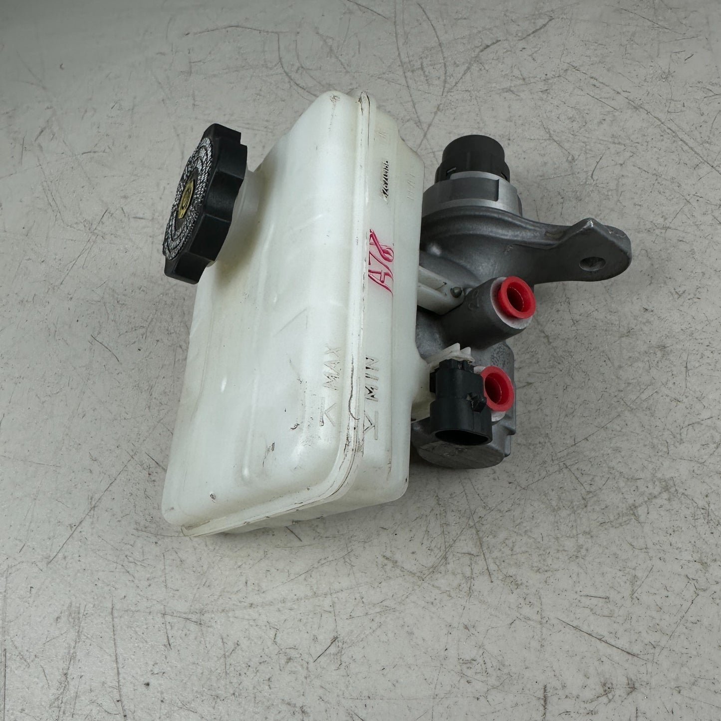14-19 CHEVROLET CORVETTE C7 BRAKE MASTER CYLINDER W/ RESERVOIR TANK 32670188 OEM