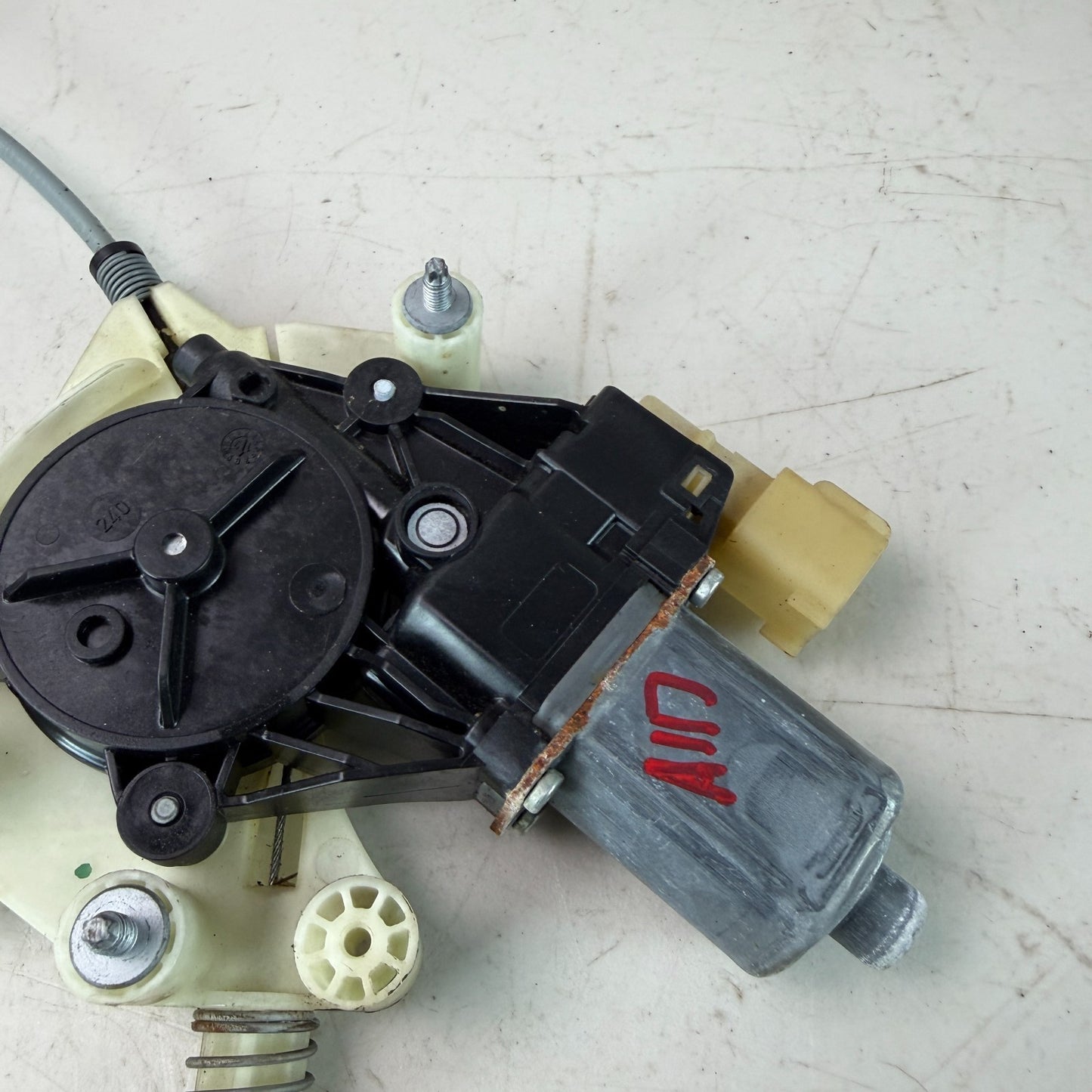 2017-2020 MASERATI LEVANTE FRONT LEFT SIDE DOOR WINDOW REGULATOR MOTOR 670104204