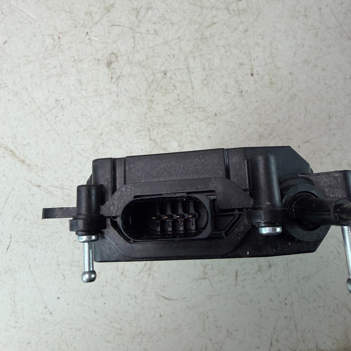 2017-2020 MASERATI LEVANTE TAILGATE LATCH LOCK ACTUATOR POWER MOTOR 6701065090