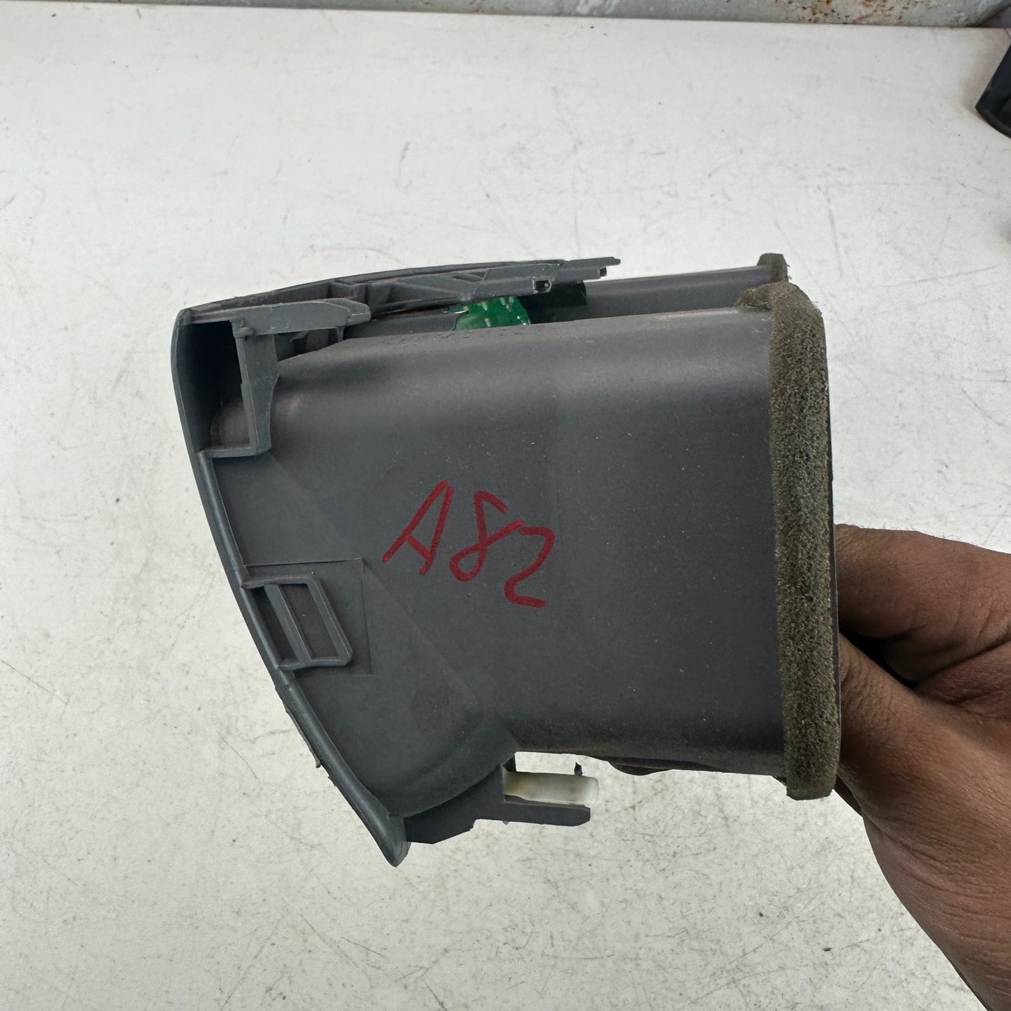 2003-05 TOYOTA COROLLA DASH RADIO CD PLAYER RECEIVER UNIT PANEL W/ AIR VENT OEM