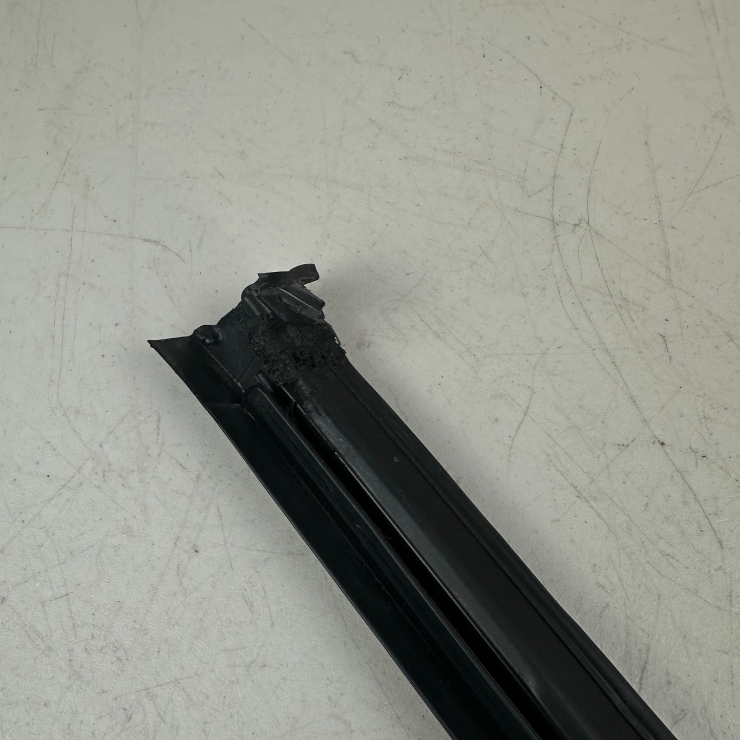 2014-2019 CHEVROLET CORVETTE C7 FRONT WINDSHIELD WEATHER STRIP RUBBER BLACK OEM