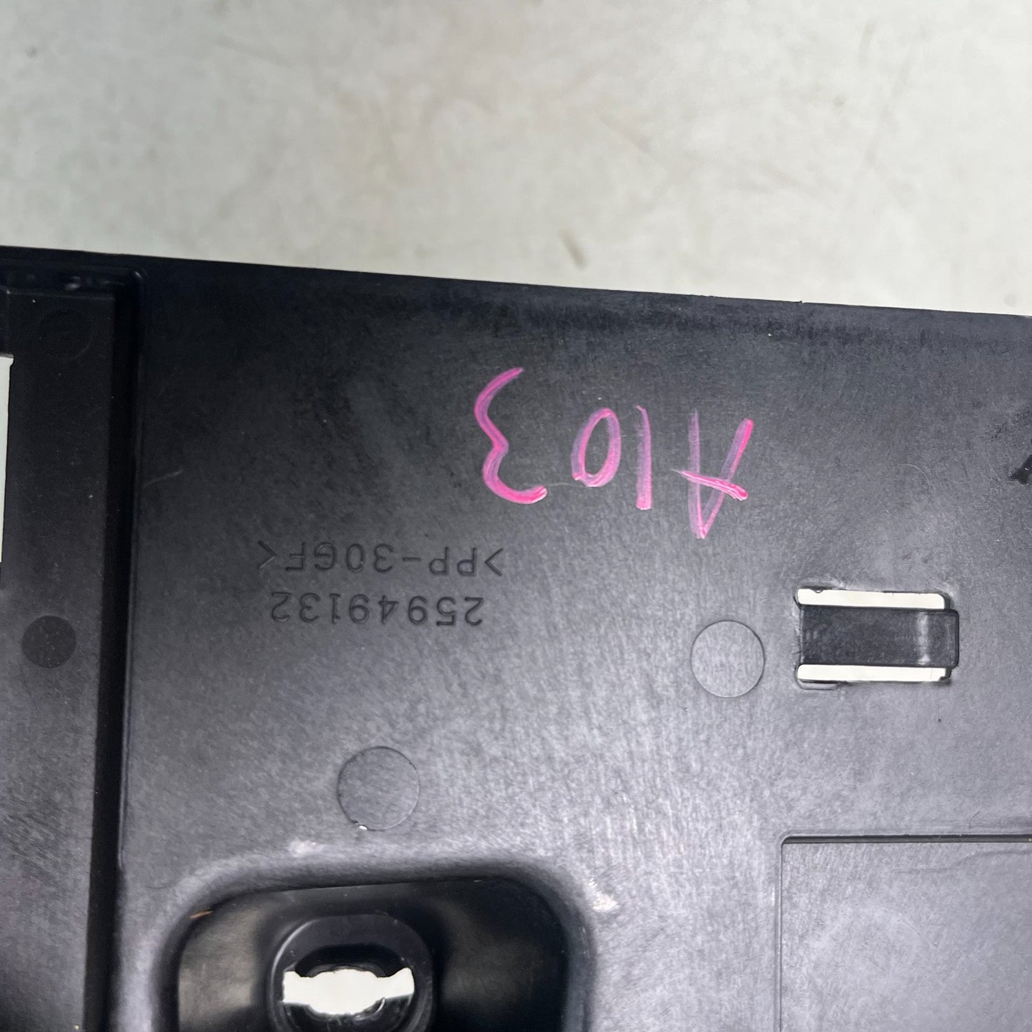 2008-2015 CADILLAC CTS-V FUEL PUMP DRIVER CONTROL MODULE BRACKET 25949132 OEM