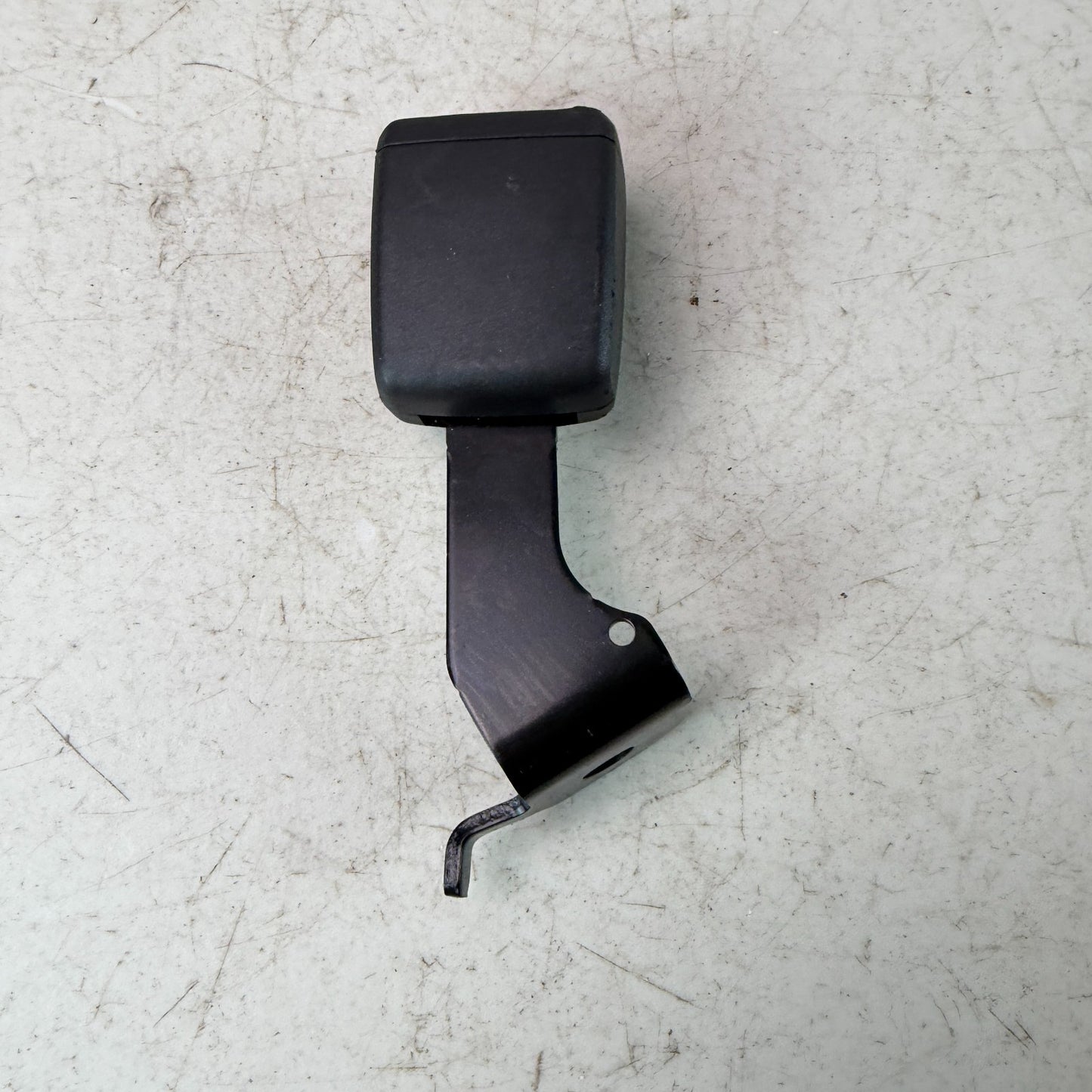 2017-2020 MASERATI LEVANTE REAR RIGHT PASSENGER SIDE SEAT BELT BUCKLE 634173800C