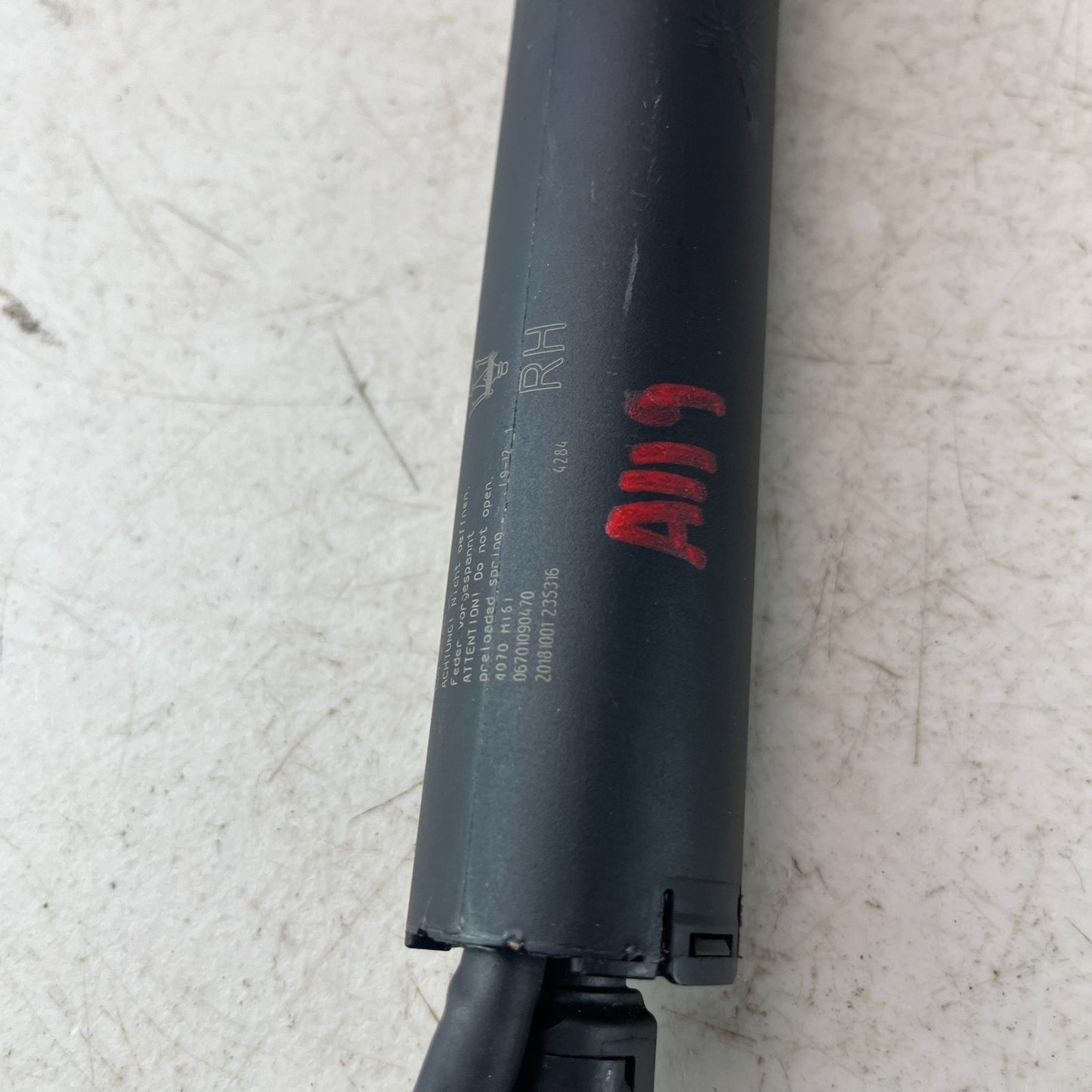 2017 - 2020 MASERATI LEVANTE RIGHT LIFTGATE POWER SHOCK STRUT LIFT CYLINDER OEM