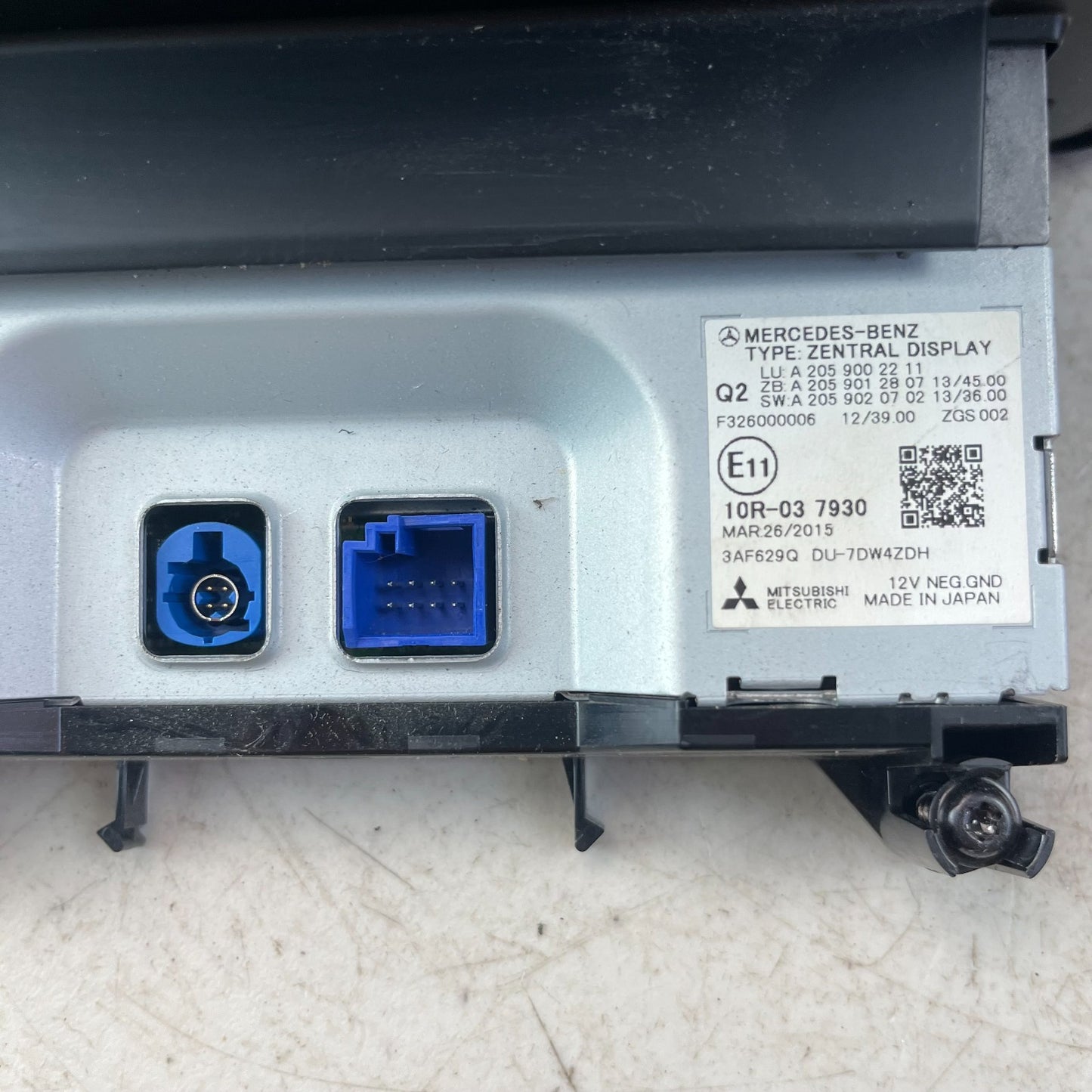 2015-2018 MERCEDES C300 FRONT RADIO NAVIGATION INFO DISPLAY SCREEN A2059002211