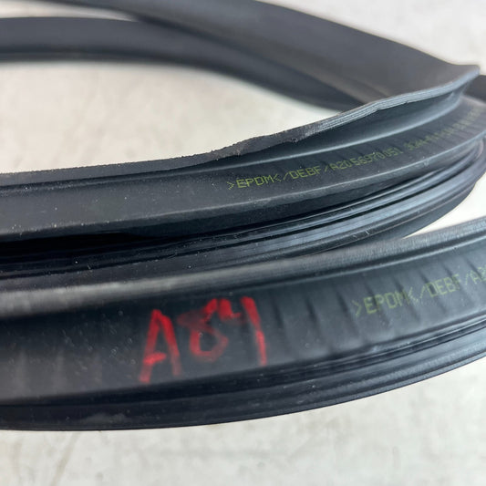 2015-2021 MERCEDES W205 C300 FRONT RIGHT SIDE DOOR BODY WEATHERSTRIP SEAL OEM