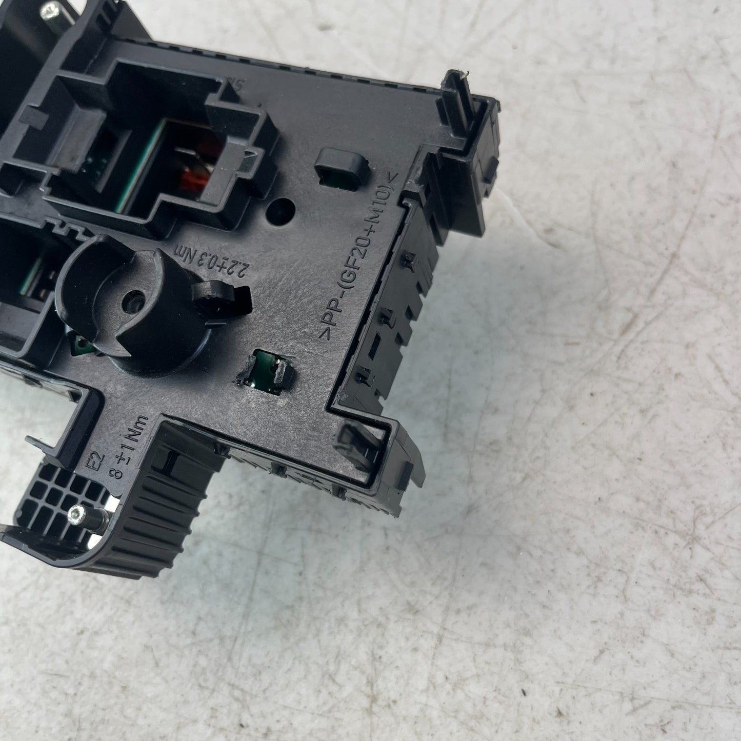 2015-2021 MERCEDES C300 REAR COMPARTMENT FUSE BOX RELAY MODULE UNIT A2059068501