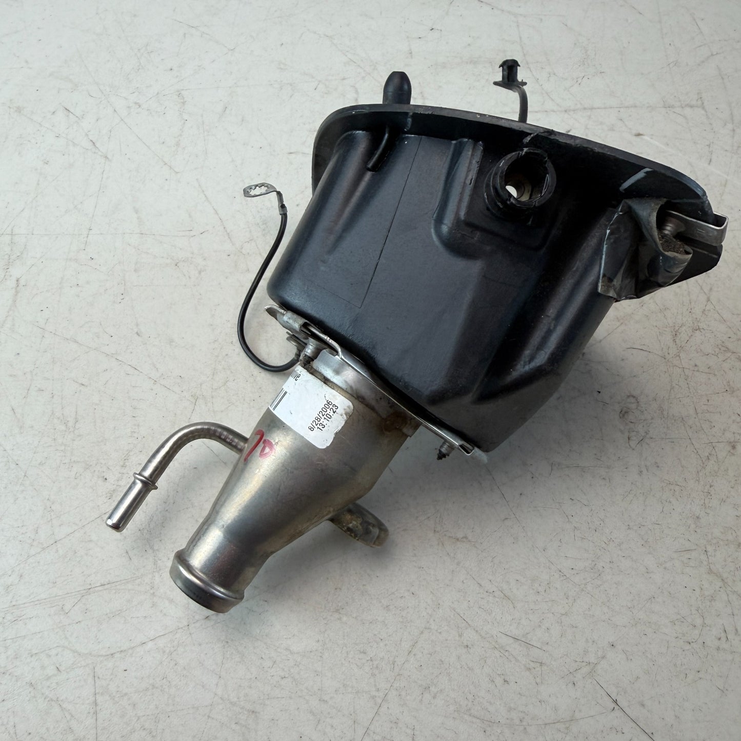 2006-2013 CHEVROLET CORVETTE C6 FUEL GAS TANK FILLER NECK RECEIVER PIPE CAP OEM
