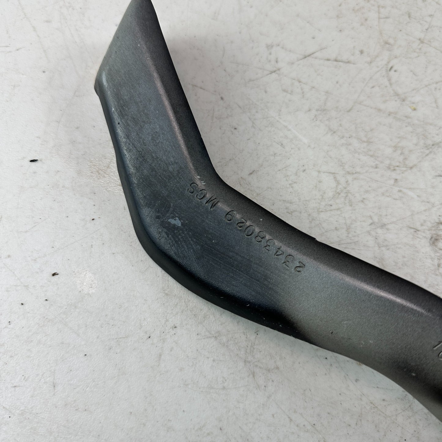 2016-2024 CHEVROLET CAMARO RIGHT FENDER MOUNT GUIDE SUPPORT BRACKET 23438029 OEM
