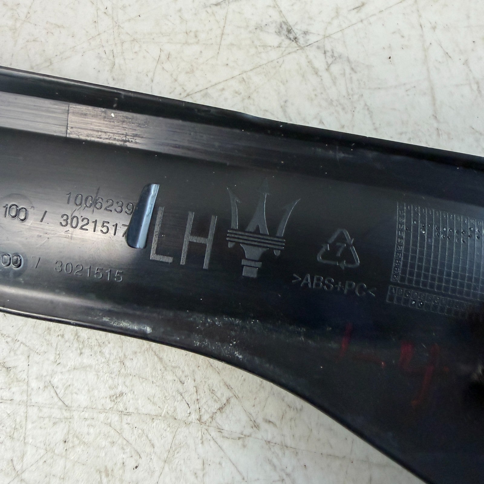 2017-2020 MASERATI LEVANTE LEFT SIDE LIFTGATE TRUNK ANTI PINCH SENSOR COVER OEM