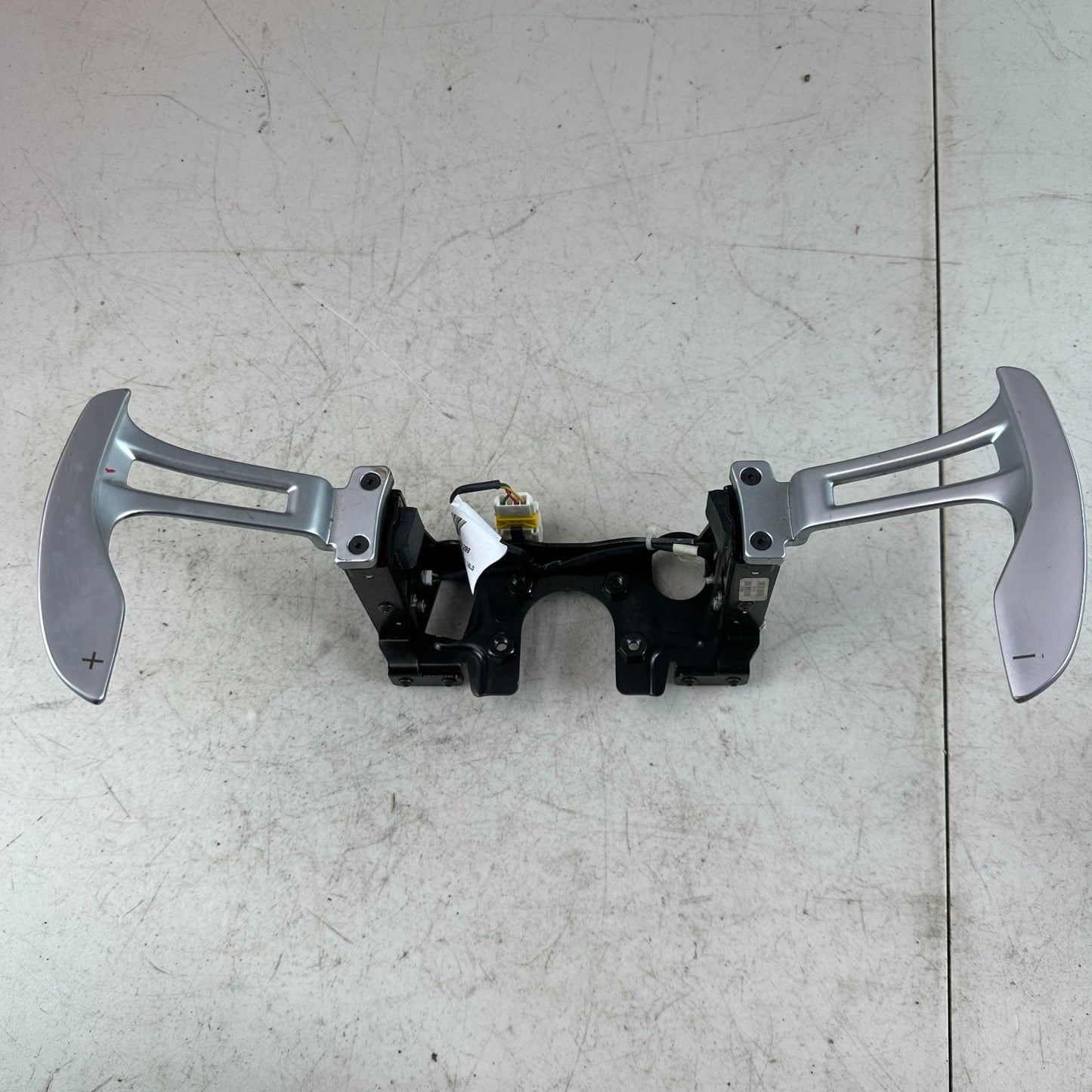 2017 - 2020 MASERATI LEVANTE STEERING WHEEL PADDLE SHIFTER SWITCH SET 670013665