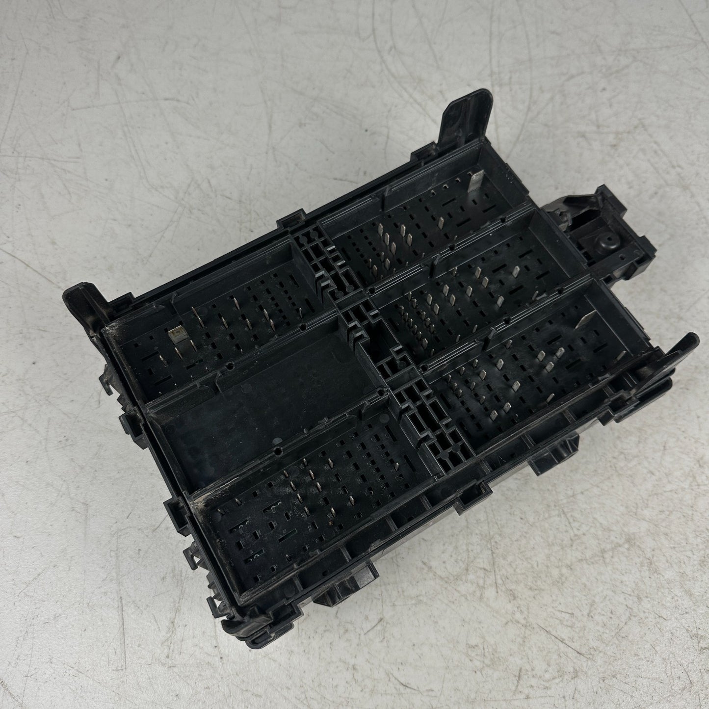 2014-2019 CHEVROLET CORVETTE C7 UNDER HOOD RELAY FUSE BOX ASSEMBLY 23189699 OEM