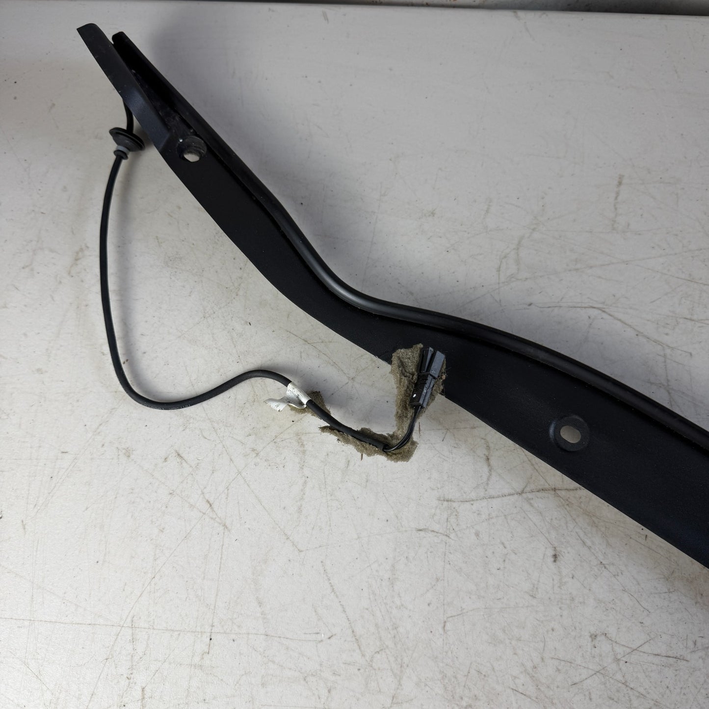2017-2020 MASERATI LEVANTE RIGHT SIDE LIFTGATE TRUNK ANTI PINCH SENSOR COVER OEM