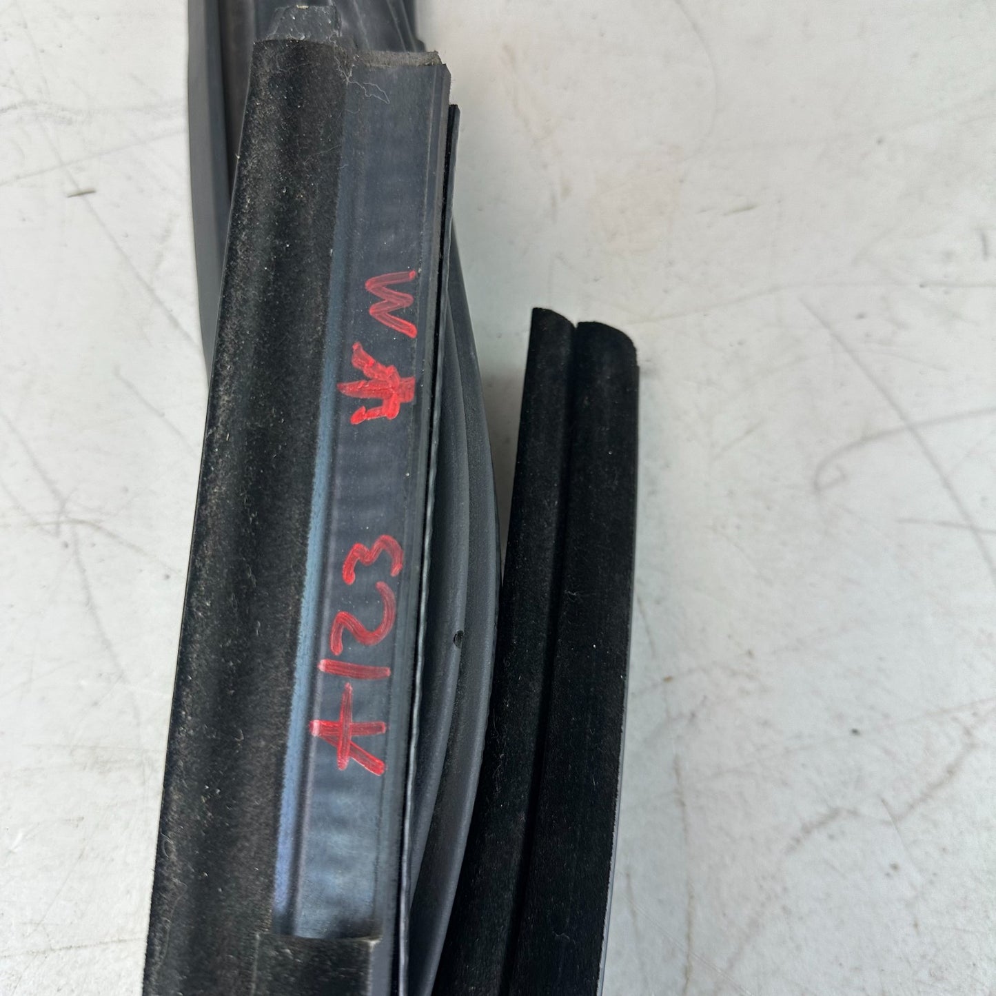05-13 CHEVROLET CORVETTE C6 FRONT WINDSHIELD WEATHERSTRIP RUBBER SEAL BLACK OEM