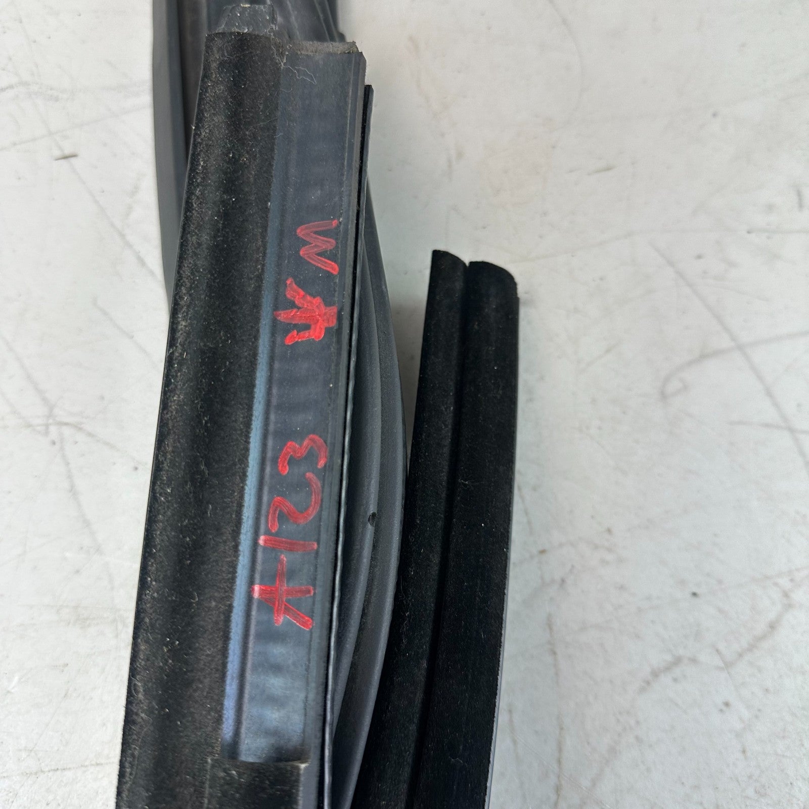 05-13 CHEVROLET CORVETTE C6 FRONT WINDSHIELD WEATHERSTRIP RUBBER SEAL BLACK OEM
