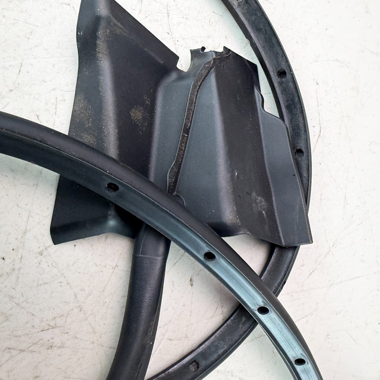 2017-2020 MASERATI LEVANTE FRONT LEFT DOOR LOWER WEATHERSTRIP SEAL 670032863 OEM