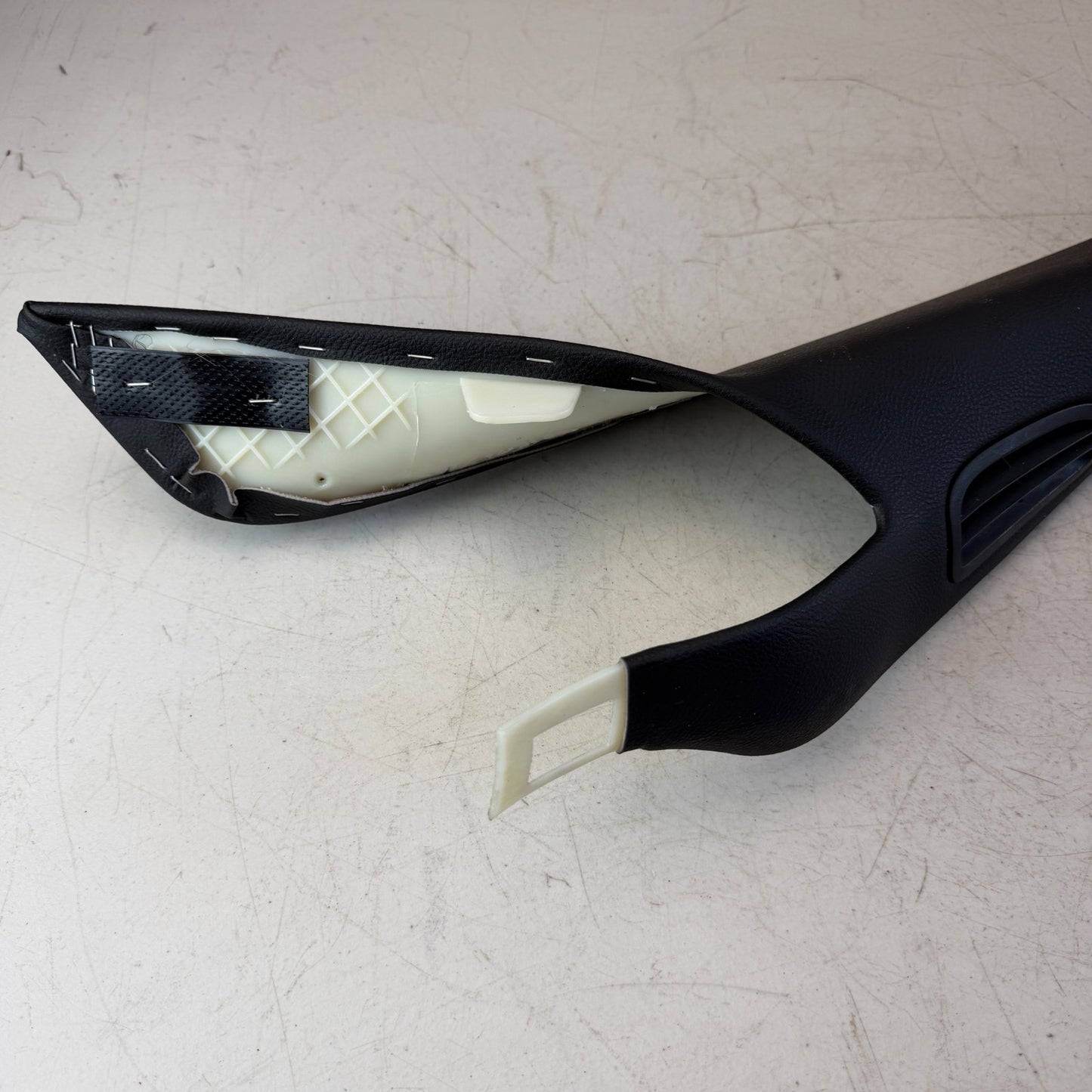 2005-2013 CHEVROLET CORVETTE C6 FRONT LEFT DRIVER A PILLAR COVER TRIM 10441171