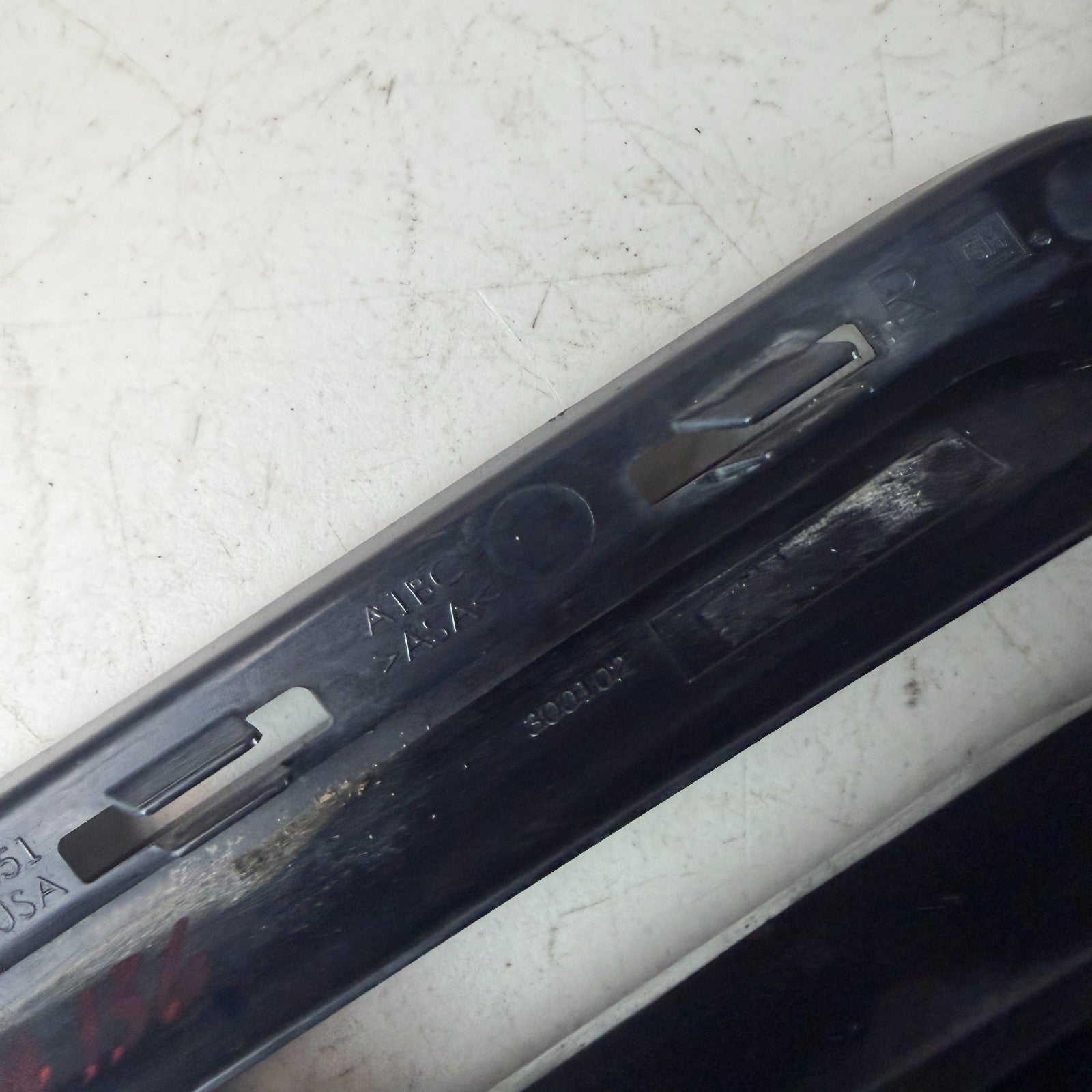 2016-2018 CHEVY CAMARO FRONT RIGHT SIDE BUMPER FOG LIGHT BEZEL COVER 84278551