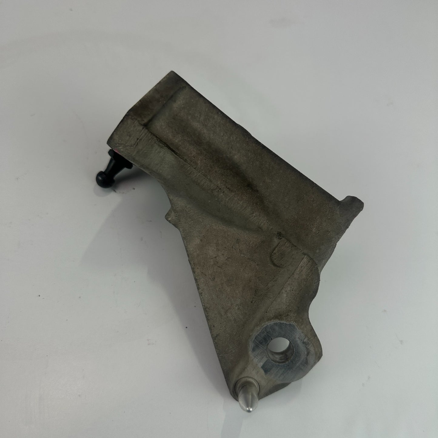 2014-2019 CHEVROLET CORVETTE C7 FRONT RIGHT STABILIZER SWAY BAR MOUNT BRACKET