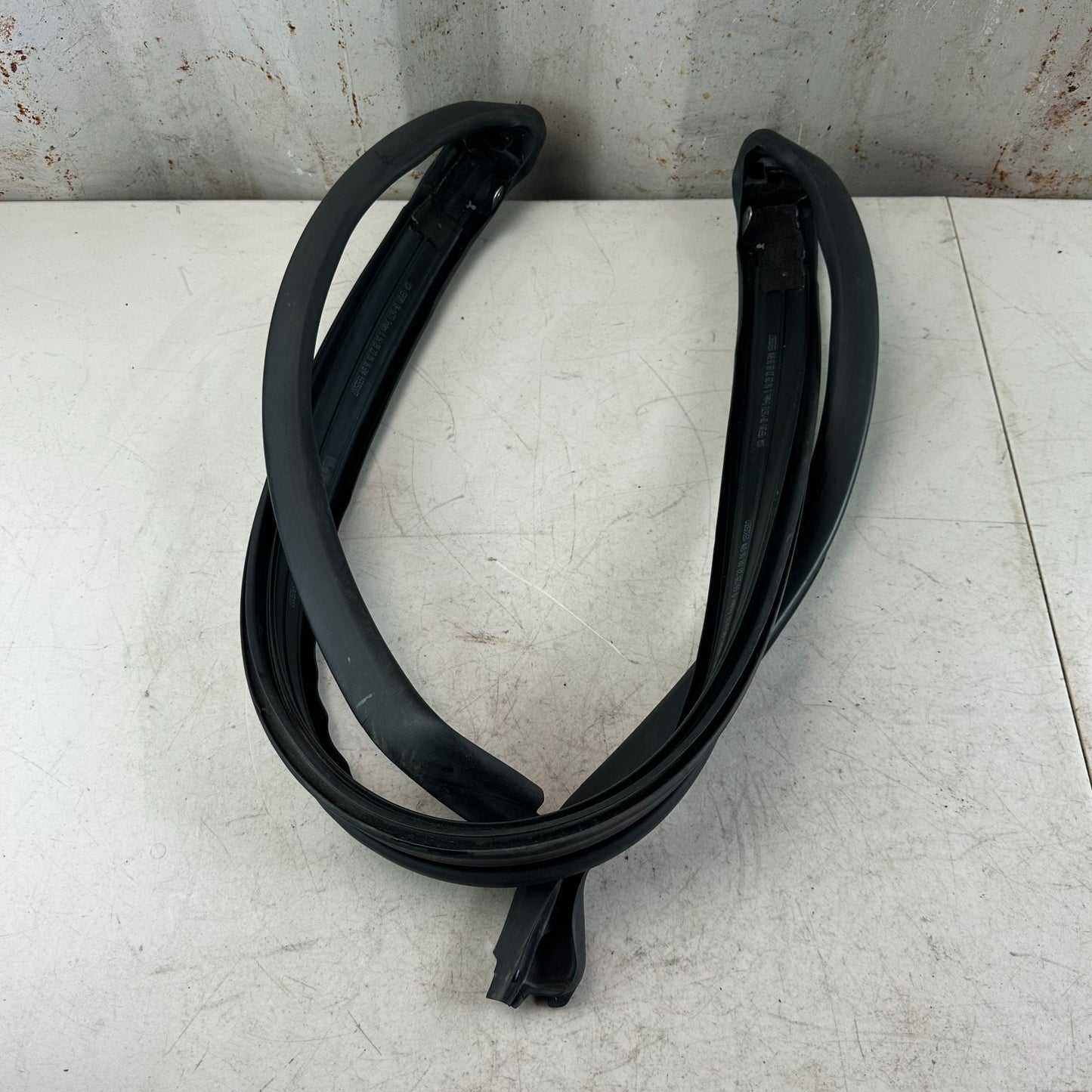 05-13 CHEVROLET CORVETTE C6 FRONT WINDSHIELD WEATHERSTRIP RUBBER SEAL BLACK OEM