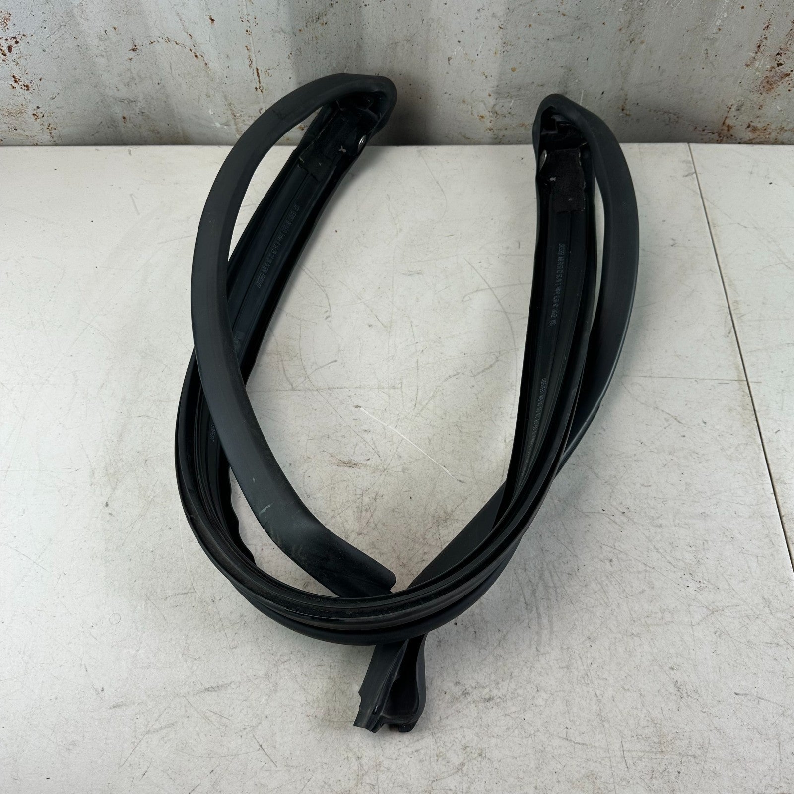05-13 CHEVROLET CORVETTE C6 FRONT WINDSHIELD WEATHERSTRIP RUBBER SEAL BLACK OEM