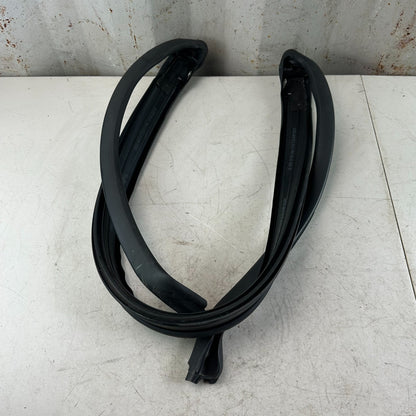 05-13 CHEVROLET CORVETTE C6 FRONT WINDSHIELD WEATHERSTRIP RUBBER SEAL BLACK OEM