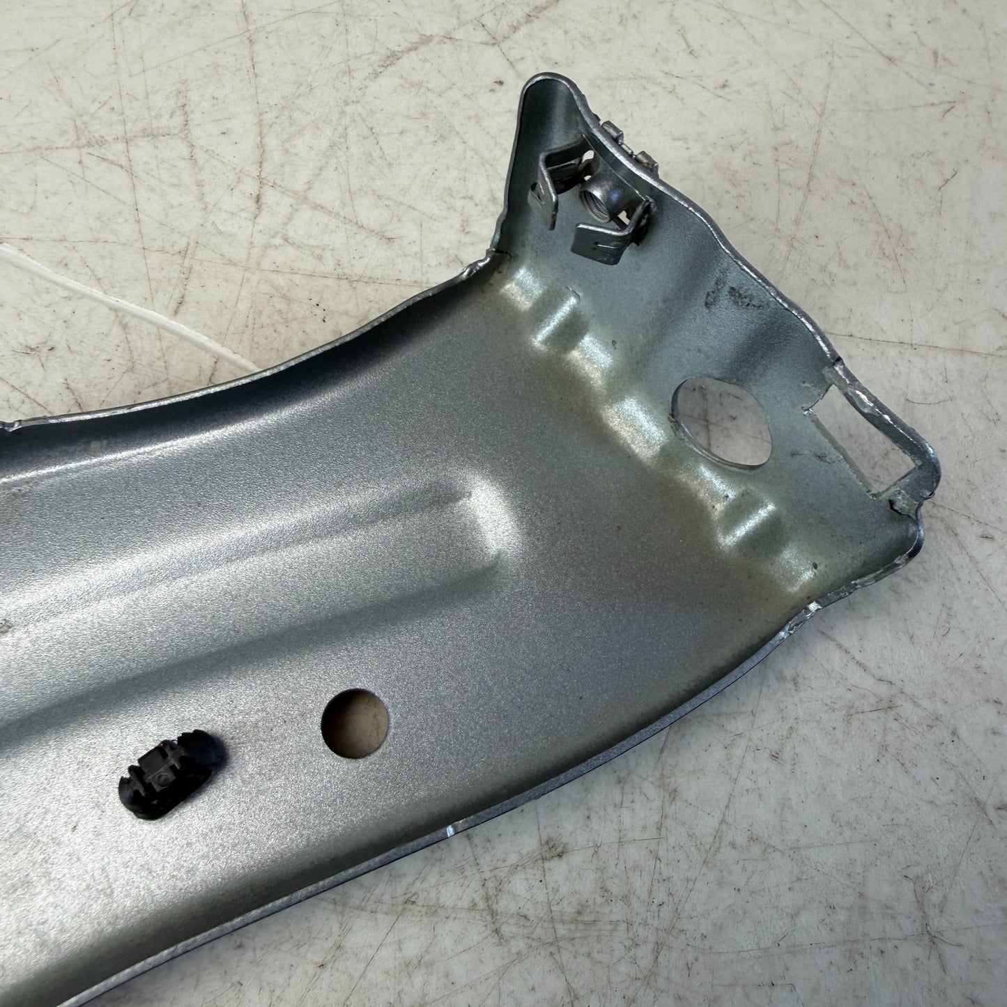 2016-2024 CHEVROLET CAMARO FRONT LEFT DRIVER FENDER SUPPORT BRACKET 84199117 OEM