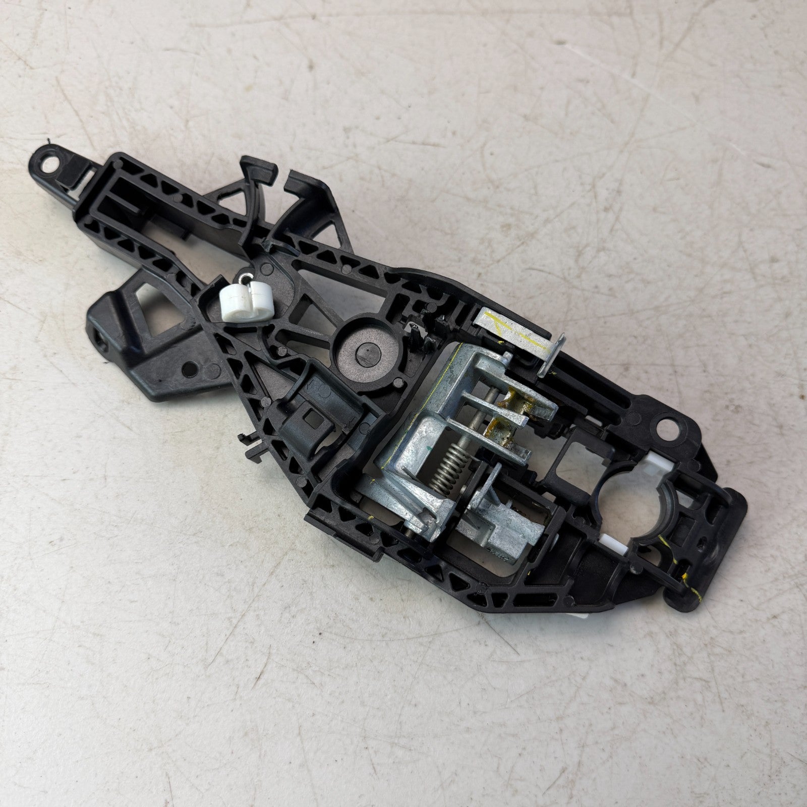 2016-2024 CHEVROLET CAMARO ZL1 FRONT LEFT SIDE EXTERIOR DOOR HANDLE BRACKET OEM