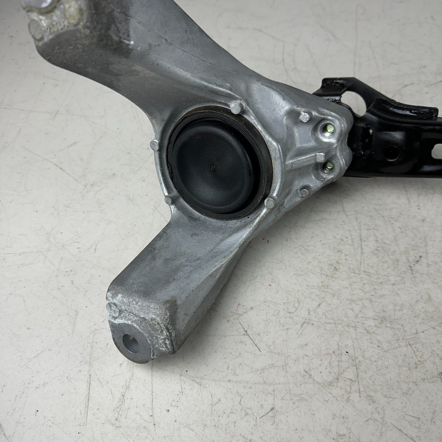 2017-2019 HONDA CR-V FRONT RIGHT PASSENGER SIDE ENIGNE MOTOR SUPPORT MOUNT OEM