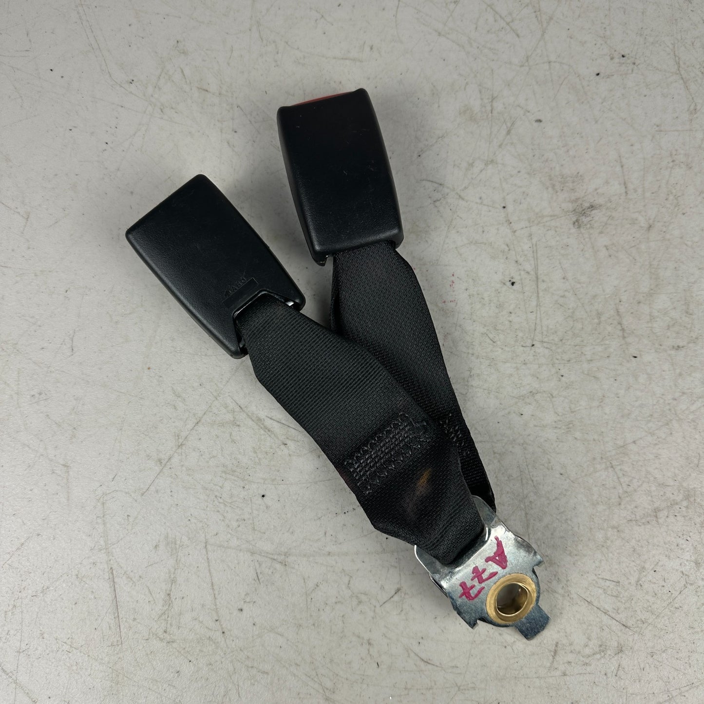 2015-2023 DODGE CHALLENGER REAR CENTER MIDDLE SEAT BELT SEATBELT BUCKLE RECEIVER