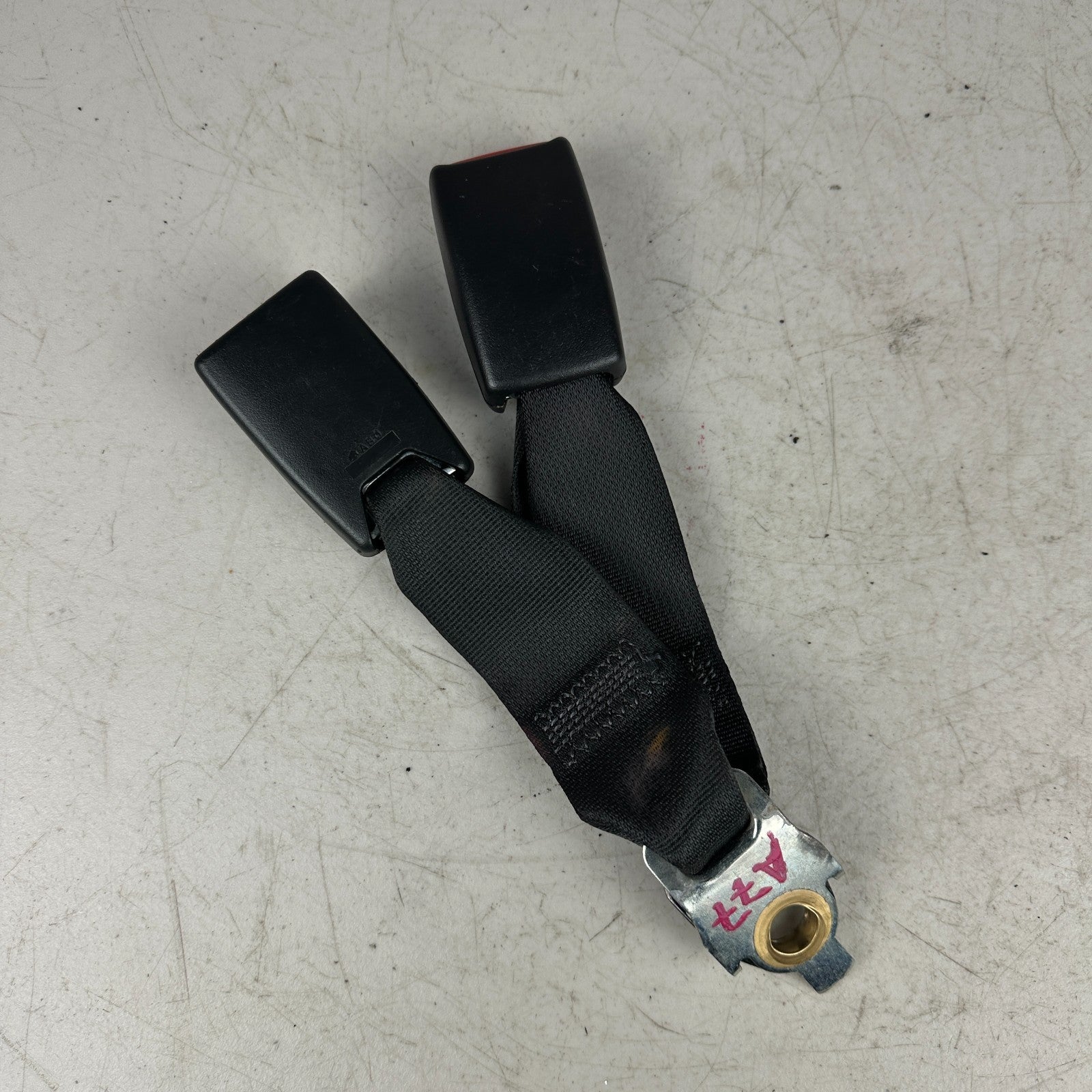 2015-2023 DODGE CHALLENGER REAR CENTER MIDDLE SEAT BELT SEATBELT BUCKLE RECEIVER