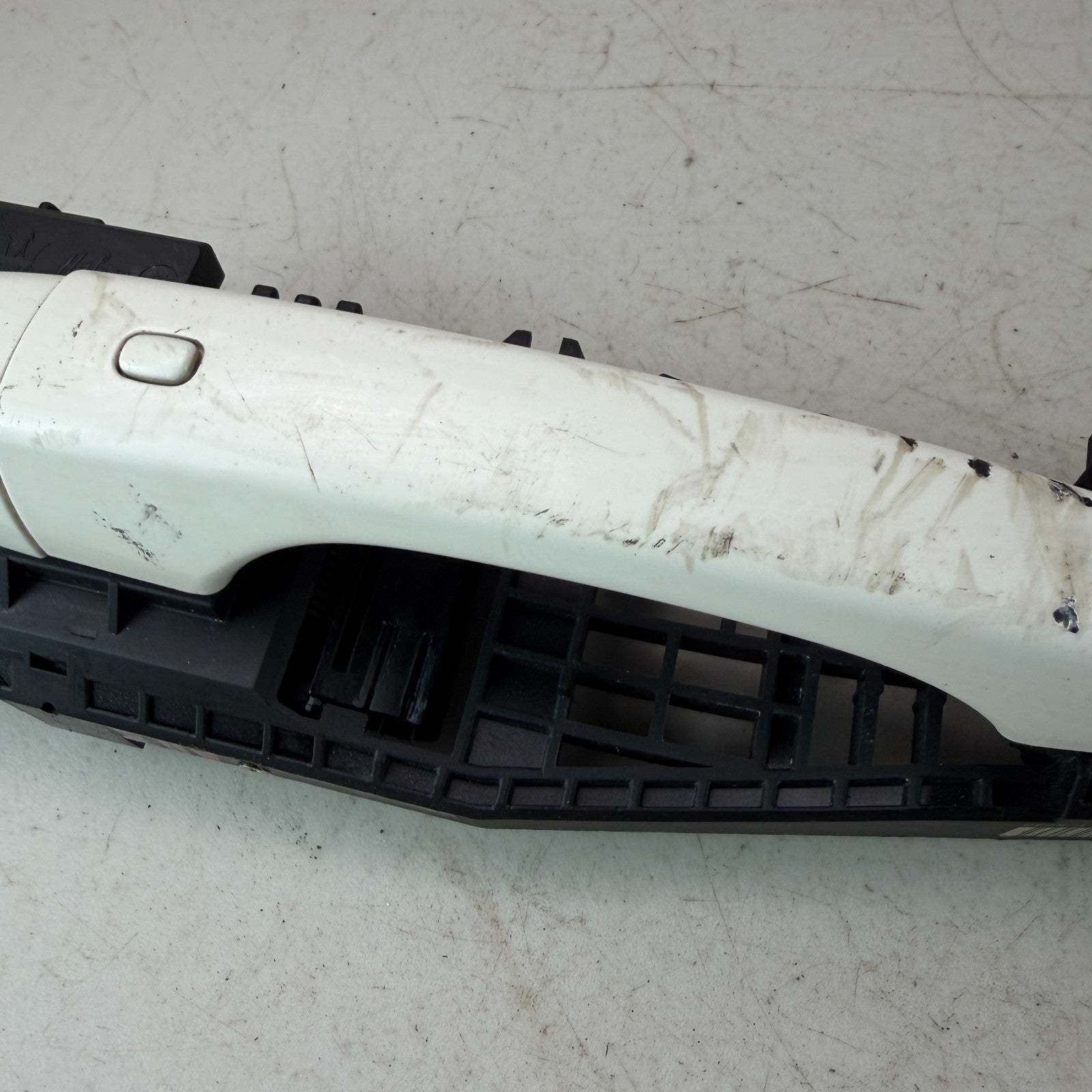 2017-2020 MASERATI LEVANTE FRONT RIGHT PASSENGER EXTERIOR DOOR HANDLE WHITE OEM