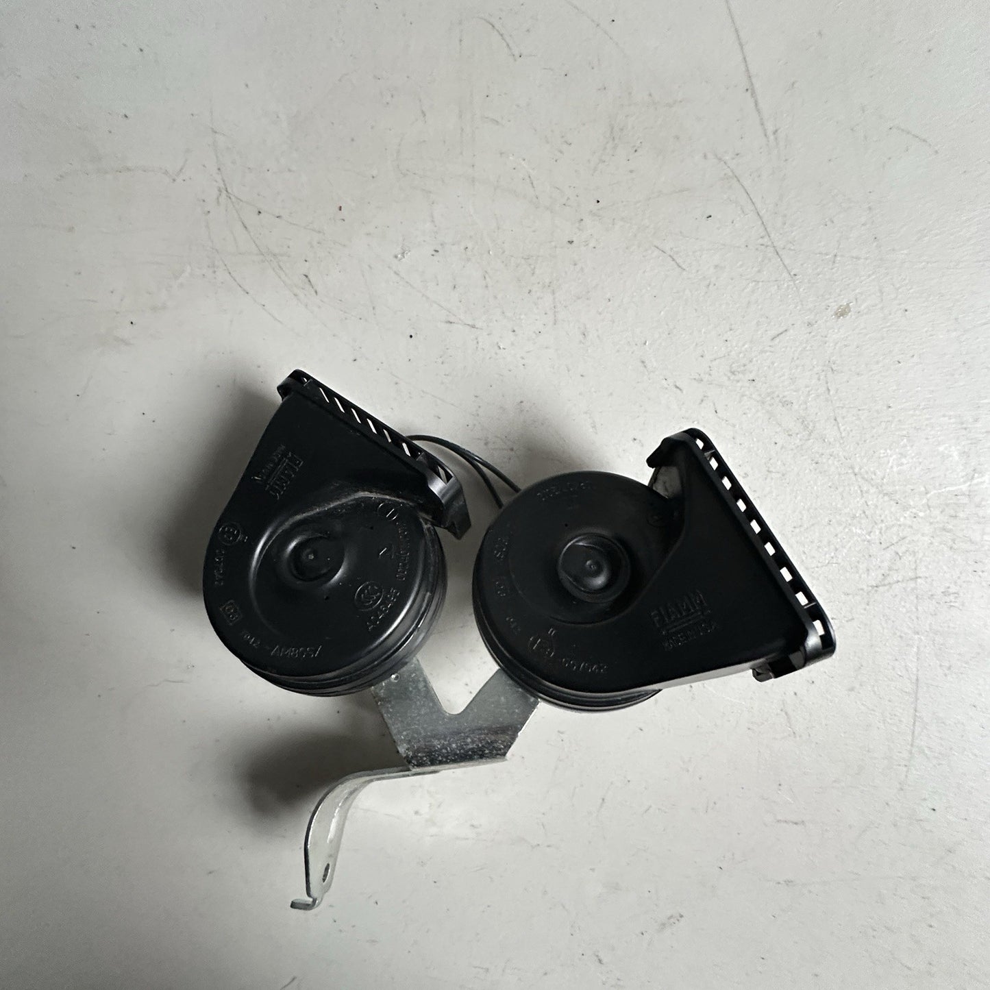 2014-2019 CHEVY CORVETTE LOW & HIGH DUAL TONE NOTE HORN SIGNAL PAIR OEM