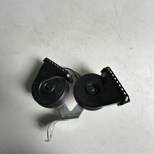 2014-2019 CHEVY CORVETTE LOW & HIGH DUAL TONE NOTE HORN SIGNAL PAIR OEM