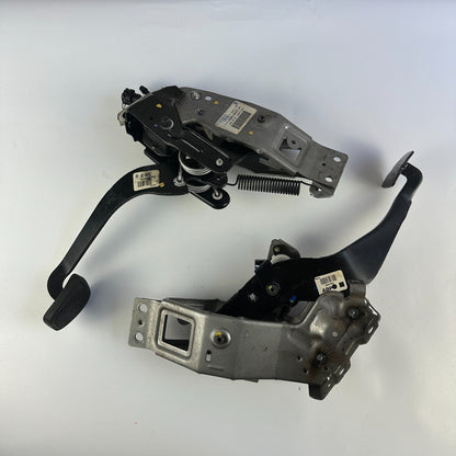 10-15 CHEVY CAMARO MANUAL TRANSMISSION BRAKE & CLUTCH PEDAL 22957491 92247627