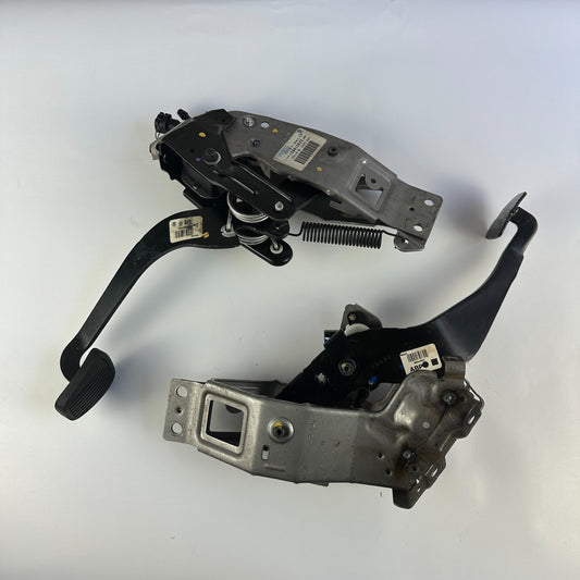 10-15 CHEVY CAMARO MANUAL TRANSMISSION BRAKE & CLUTCH PEDAL 22957491 92247627