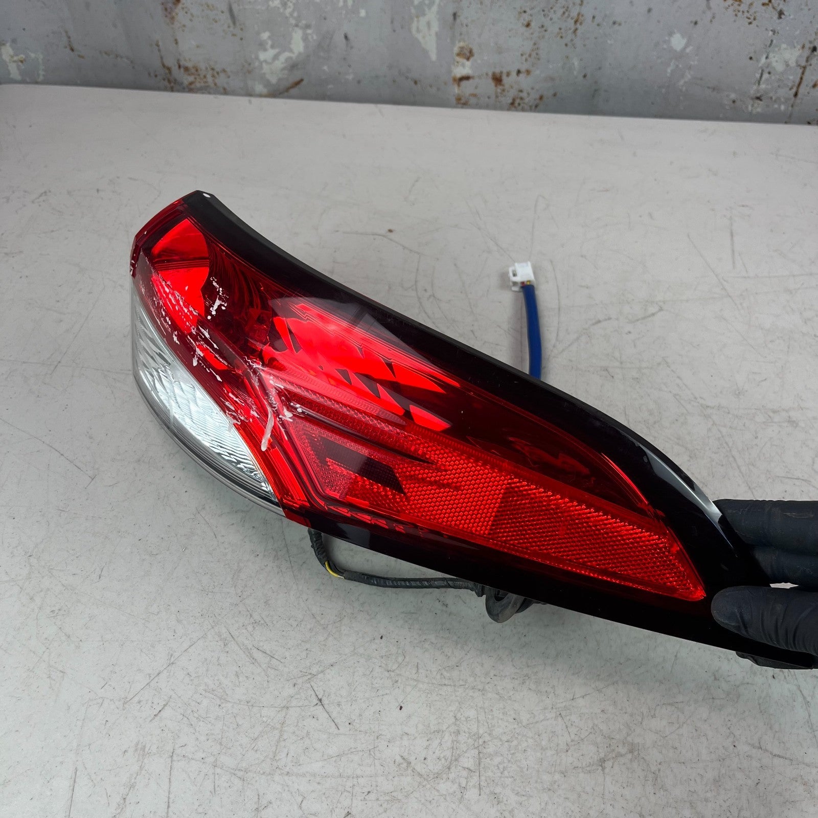 2020-22 TOYOTA COROLLA REAR RIGHT PASSENGER OUTER TAIL LIGHT TAILLIGHT LAMP OEM