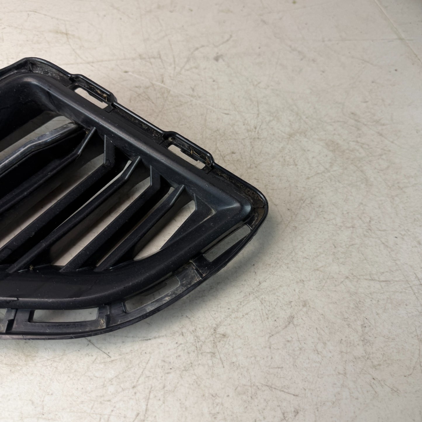 2016-2018 CHEVY CAMARO FRONT LEFT SIDE BUMPER FOG LIGHT BEZEL COVER 23158571 OEM