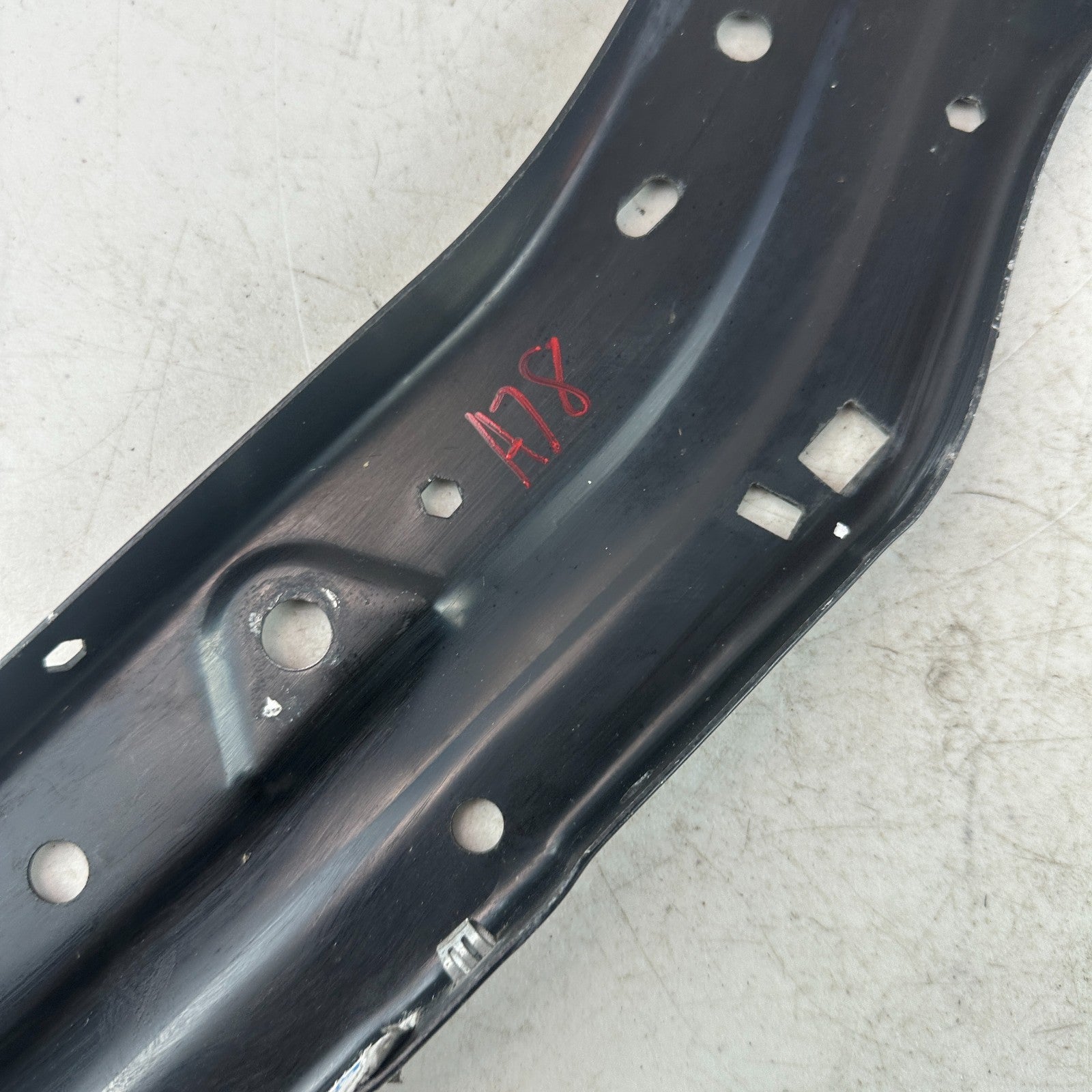 2016-2024 CHEVY CAMARO FRONT RIGHT PASSENGER FENDER SUPPORT BRACKET 84363604 OEM