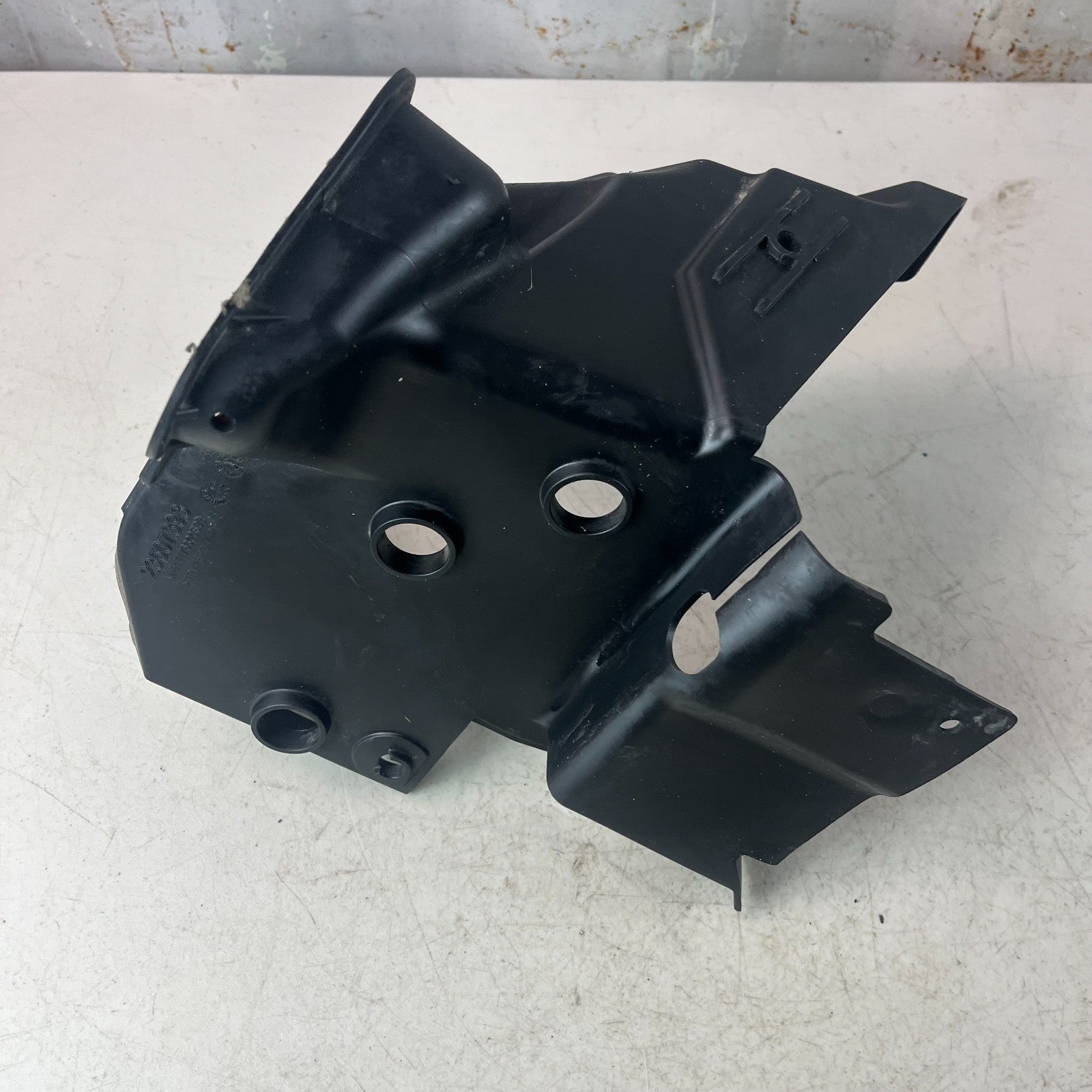 2016 - 2024 CHEVROLET CAMARO ENGINE AIR CLEANER INTAKE LOWER GUIDE BAFFLE OEM