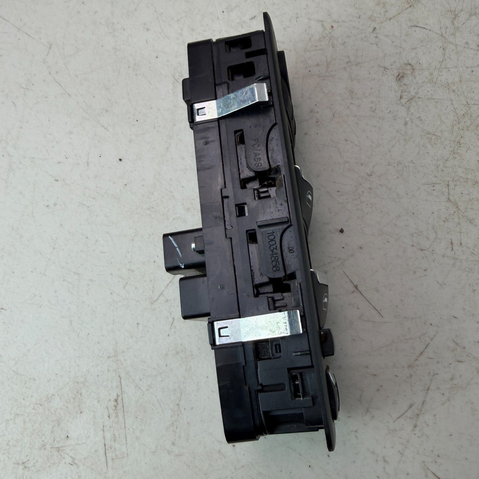 2017-2020 MASERATI LEVANTE FRONT LEFT DRIVER SIDE WINDOW CONTROL SWITCH 10034858