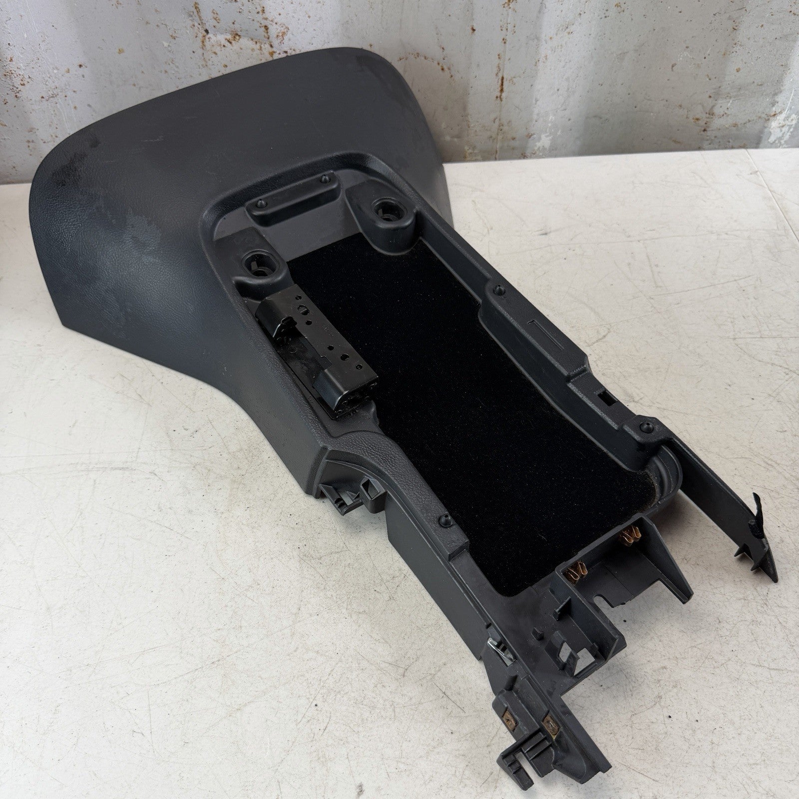 05-10 CHEVROLET CORVETTE C6 FRONT CENTER CONSOLE ARM REST LID FRAME BLACK OEM