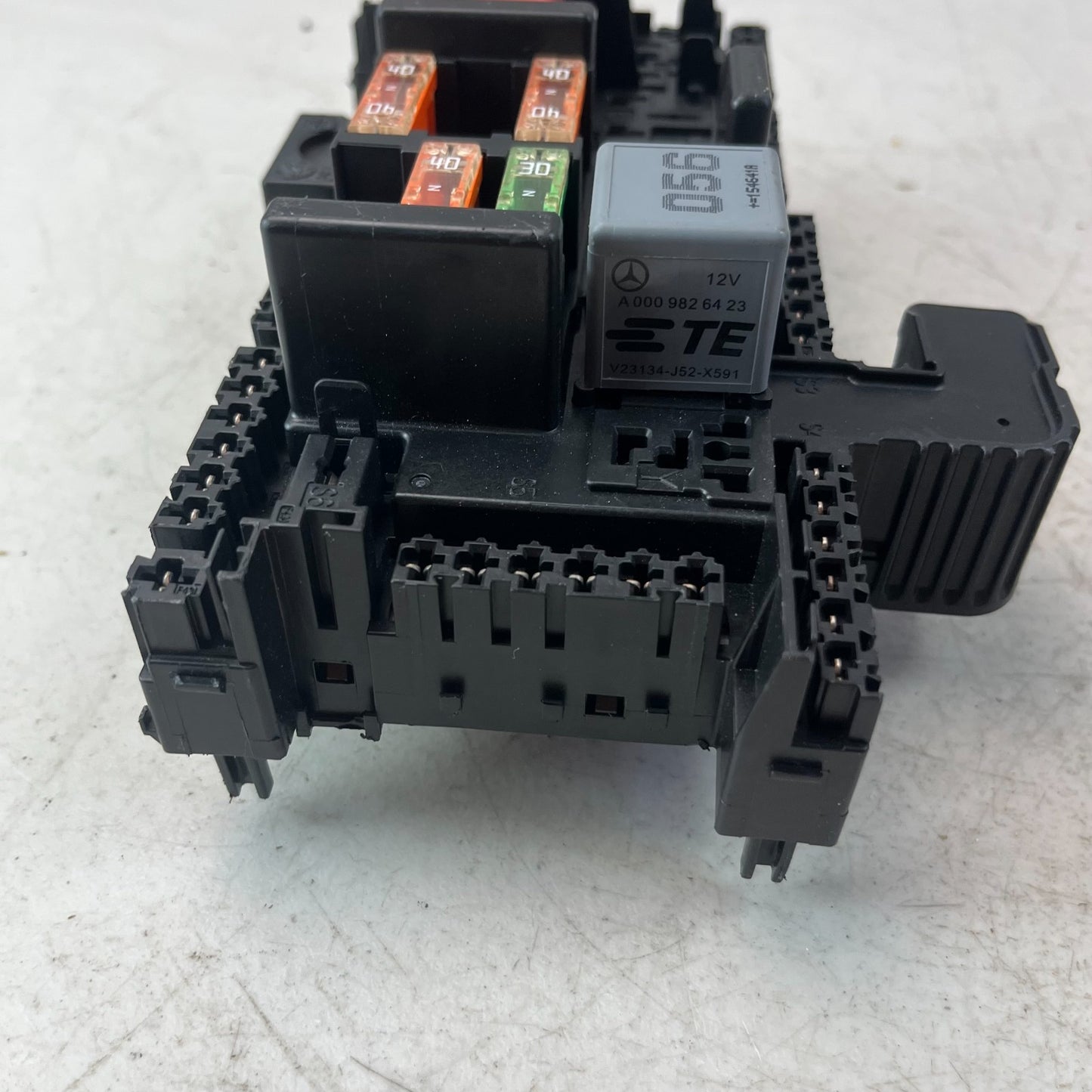 2015-2021 MERCEDES C300 REAR COMPARTMENT FUSE BOX RELAY MODULE UNIT A2059068501