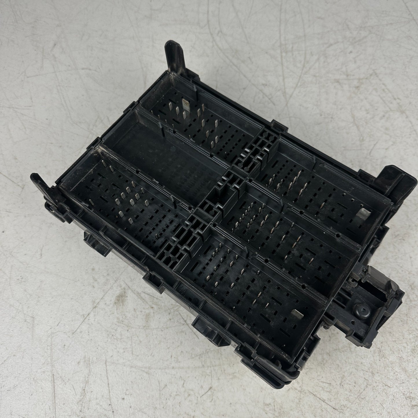 2014-2019 CHEVROLET CORVETTE C7 UNDER HOOD RELAY FUSE BOX ASSEMBLY 23189699 OEM
