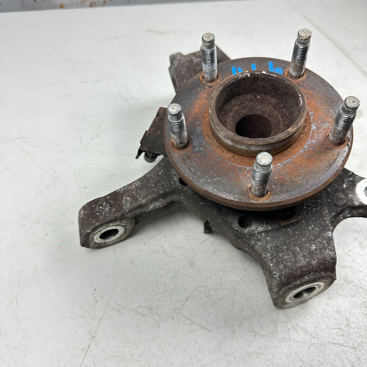 2005-2013 CHEVROLET CORVETTE C6 FRONT LEFT DRIVER SDIE SPINDLE KNUCKLE HUB OEM