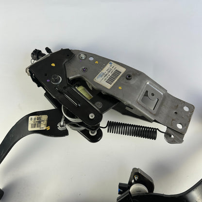 10-15 CHEVY CAMARO MANUAL TRANSMISSION BRAKE & CLUTCH PEDAL 22957491 92247627