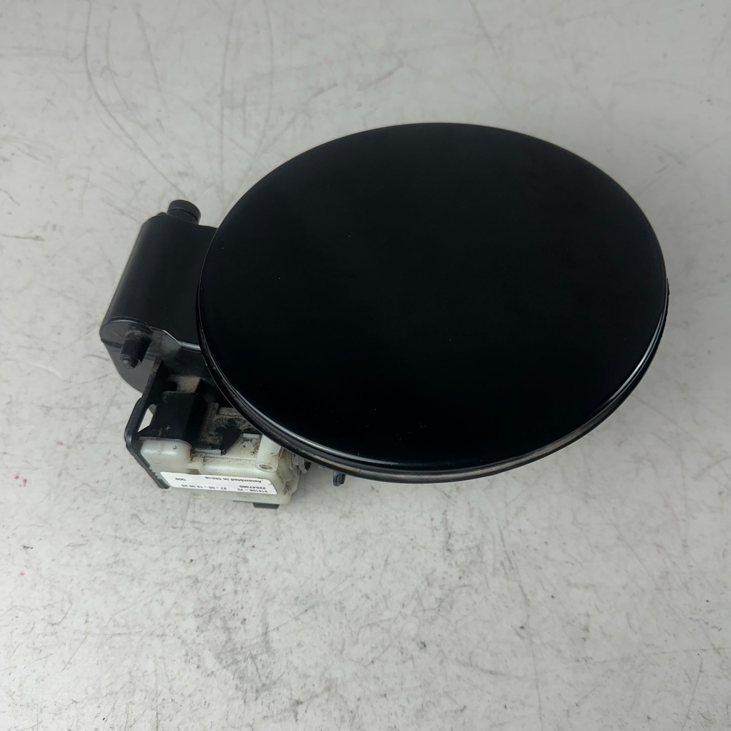 14-19 CHEVROLET CORVETTE FUEL GAS TANK FILLER DOOR LID COVER ASSEMBLY BLACK OEM
