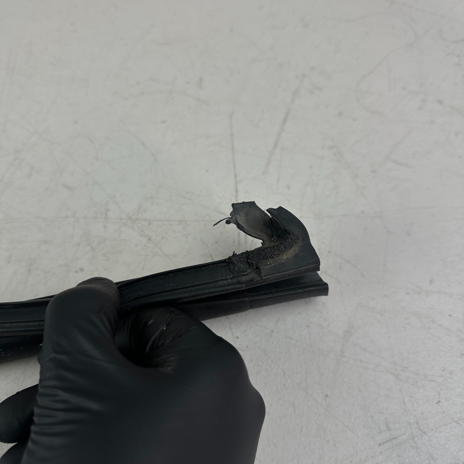 2014-2019 CHEVROLET CORVETTE C7 FRONT WINDSHIELD WEATHER STRIP RUBBER BLACK OEM