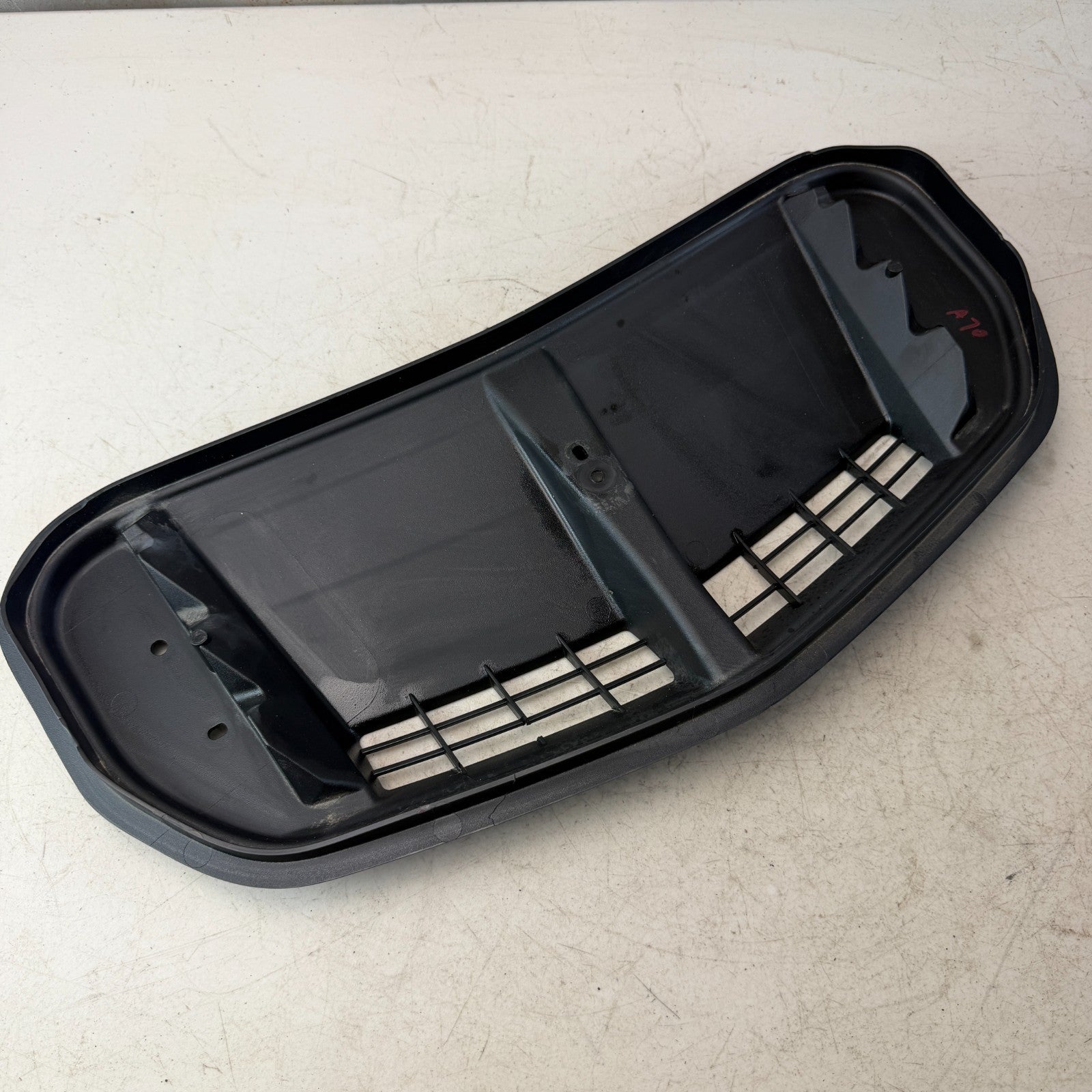 2019-2024 CHEVROLET CAMARO FRONT HOOD AIR SCOOP GRILLE DEFLECTOR 84338460 OEM